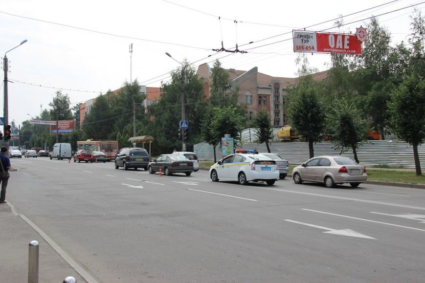 На Героїв Майдану в Чернівцях сталося ДТП за участю трьох машин (фото) - фото 1 На Героїв Майдану в Чернівцях сталося ДТП за участю трьох машин (фото) - фото 1