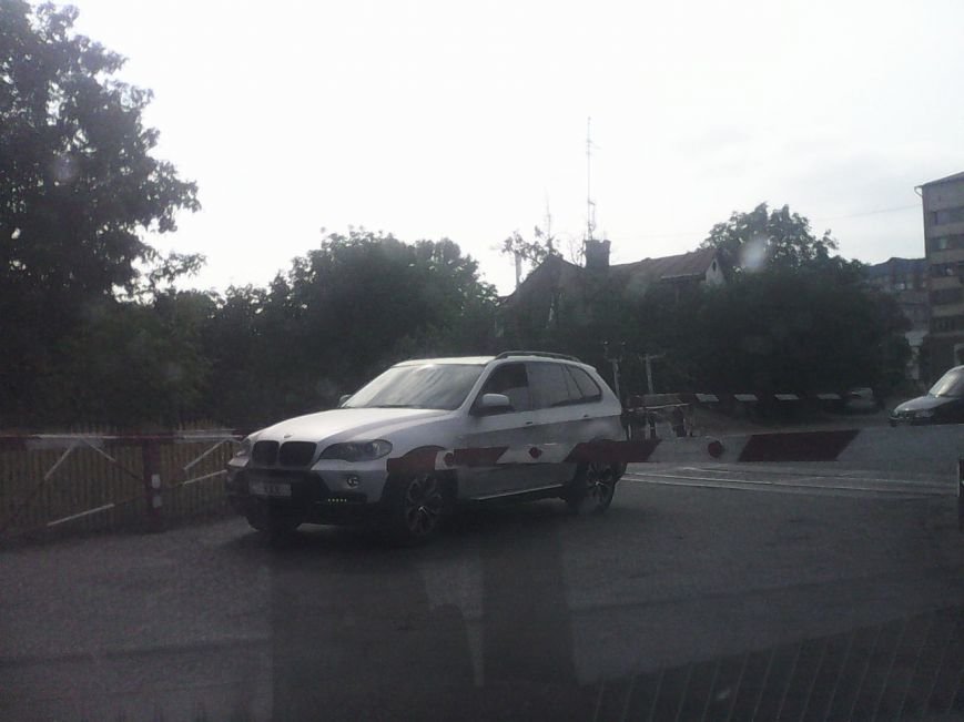 У Чернівцях водії авто не втомлюються порушувати ПДР (фото) - фото 1 У Чернівцях водії авто не втомлюються порушувати ПДР (фото) - фото 1