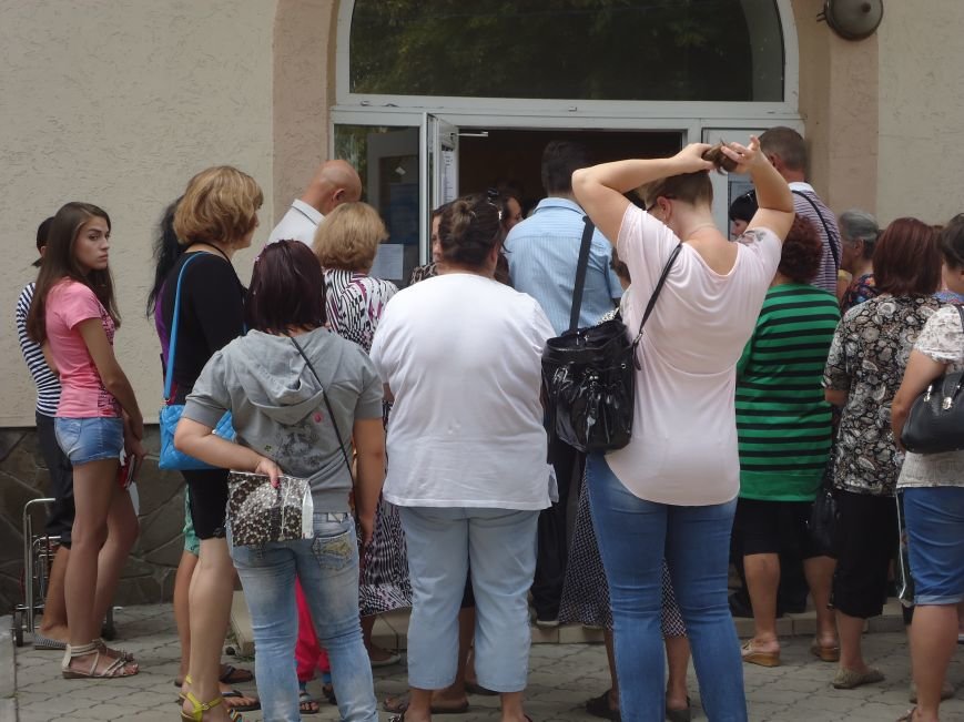 В Красноармейске снова выдают гуманитарную помощь для переселенцев от фонда Рината Ахметова «Поможем» (фото) - фото 3 В Красноармейске снова выдают гуманитарную помощь для переселенцев от фонда Рината Ахметова «Поможем» (фото) - фото 3