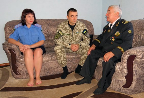 Главный милиционер Красноармейска почтил труд местного шахтера – ветерана (фото) - фото 3 Главный милиционер Красноармейска почтил труд местного шахтера – ветерана (фото) - фото 3