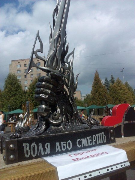 Ковані Герб та мапа України на фестивалі «Металеве серце» у Рівному (фото) - фото 1