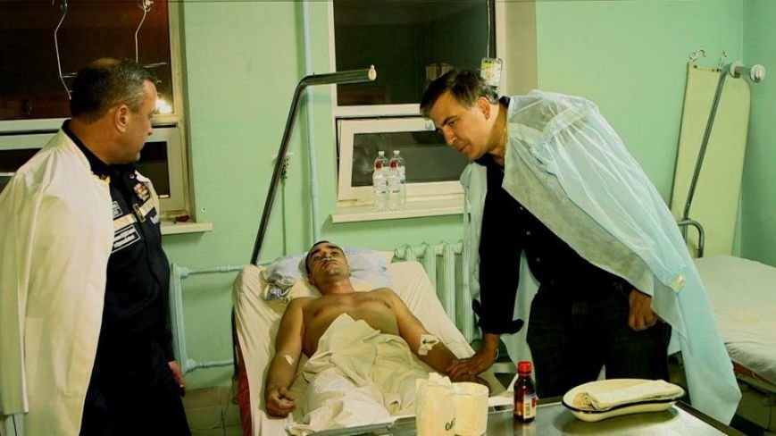 Саакашвили проведал раненого спасателя, пострадавшего во время тушения «Гагарин-Плаза» (ФОТО) (фото) - фото 1