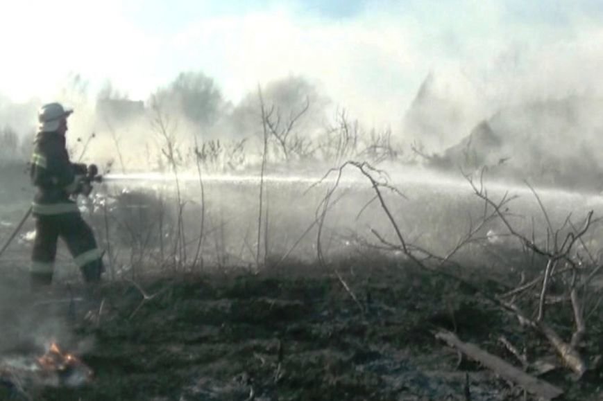 На Буковині пожежники продовжують гасити пожежі, спровокова..., фото-1 На Буковині пожежники продовжують гасити пожежі, спровоковані спалюванням сухої трави, фото-1