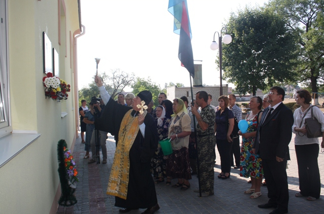 У Славуті для ще двох Героїв неоголошеної війни встановили пам'ятні... У Славуті для ще двох Героїв неоголошеної війни встановили пам'ятні дошки (фото) - фото 1