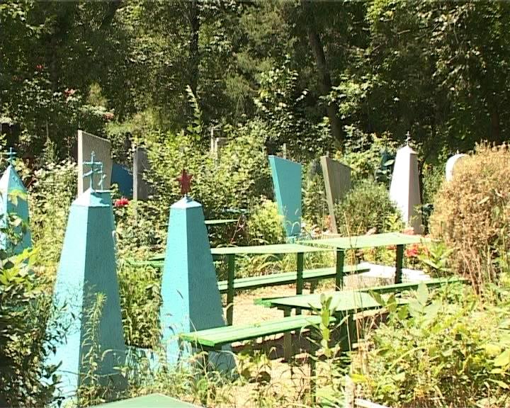 В Армавире инвалиду помогут навести порядок на могилах родных (фото) - фото 1 В Армавире инвалиду помогут навести порядок на могилах родных (фото) - фото 1