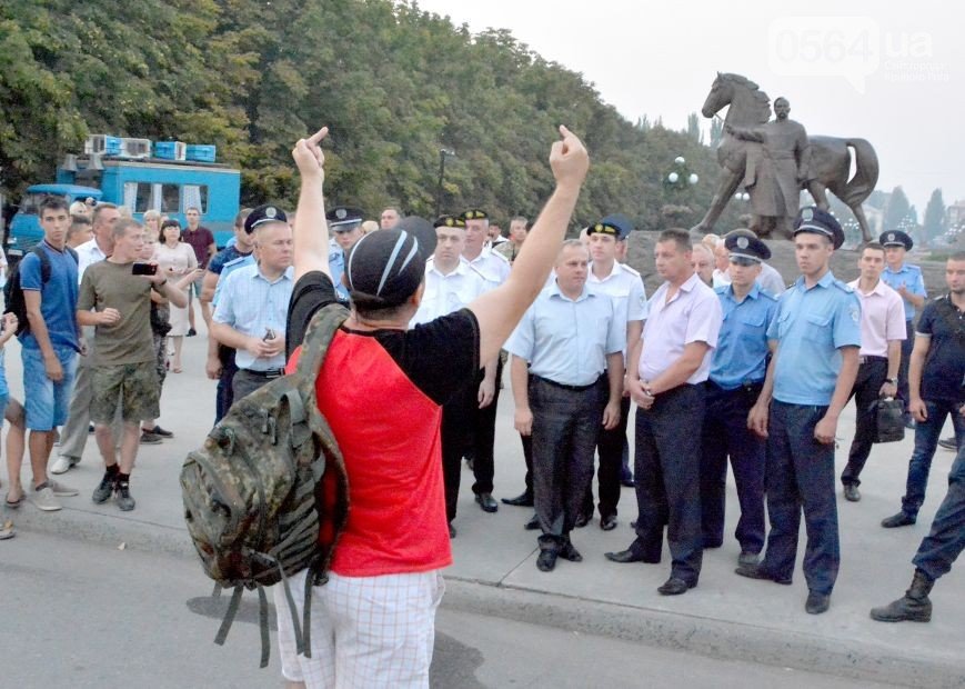 В Кривом Роге: в воздухе не нашли вредных веществ, на встрече бойцо... В Кривом Роге: в воздухе не нашли вредных веществ, на встрече бойцов мэру скандировали «Ганьба», начальник УВД попрощался с подчиненными (фото) - ф...