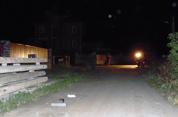 В Житомире трое вооруженных мужчин похитили женщину и увезли в поле (фото) - фото 1 В Житомире трое вооруженных мужчин похитили женщину и увезли в поле (фото) - фото 1