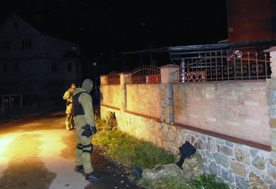 В Житомире трое вооруженных мужчин похитили женщину и увезли в поле (фото) - фото 1 В Житомире трое вооруженных мужчин похитили женщину и увезли в поле (фото) - фото 1