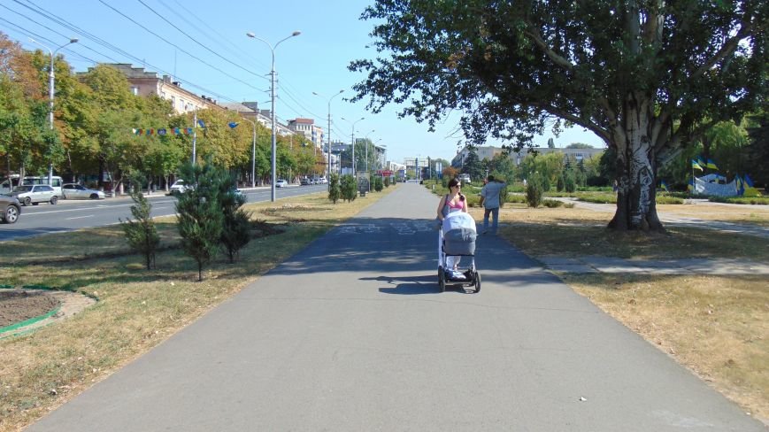 Мариупольские майдановцы вытесняют с площади своих политических опп... Мариупольские майдановцы вытесняют с площади своих политических оппонентов, расписывая площадь обвинительными заклинаниями (ФОТО) (фото) - фото 1