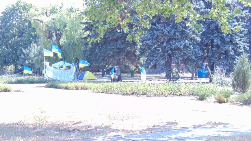 Мариупольские майдановцы вытесняют с площади своих политических опп... Мариупольские майдановцы вытесняют с площади своих политических оппонентов, расписывая площадь обвинительными заклинаниями (ФОТО) (фото) - фото 3