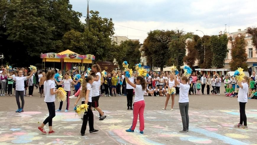 До Дня фізичної культури для хмельницьких школярів влаштували змагання в самому центрі міста (Фото) (фото) - фото 1 До Дня фізичної культури для хмельницьких школярів влаштували змагання в самому центрі міста (Фото) (фото) - фото 1