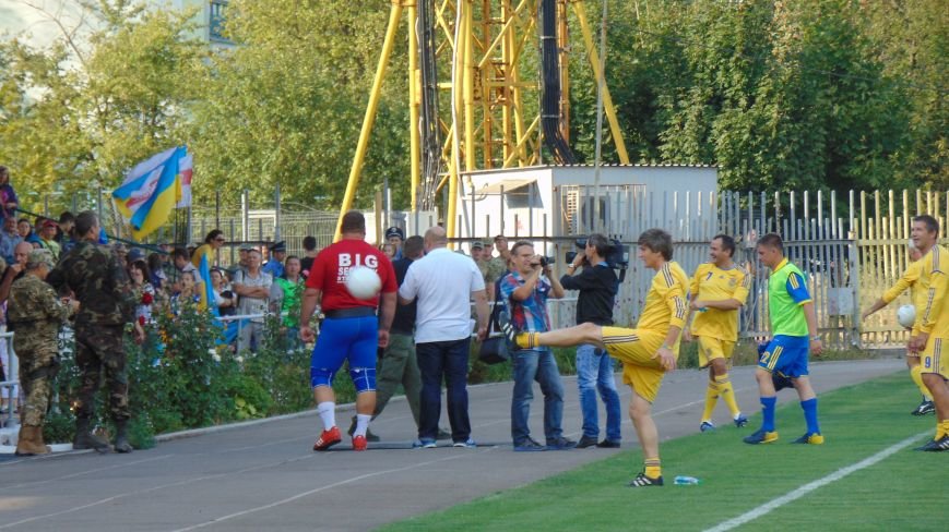 На стадионе «Западный» в Мариуполе звезды футбола Украины встретил... На стадионе «Западный» в Мариуполе звезды футбола Украины встретились с командой пограничников зоны АТО (ФОТОФАКТ) (фото) - фото 5