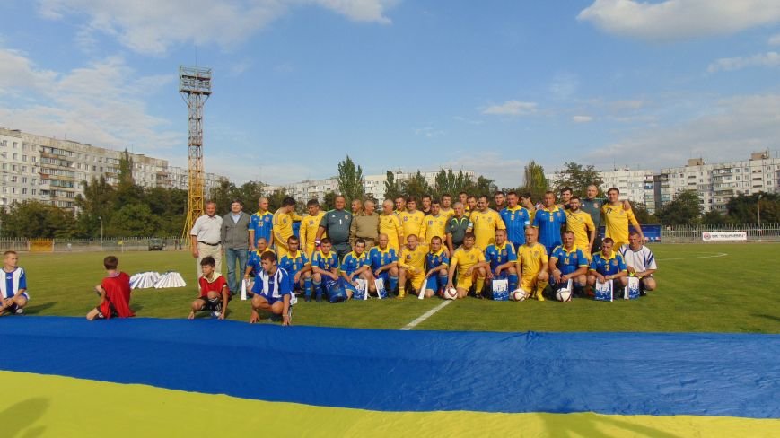 На стадионе «Западный» в Мариуполе звезды футбола Украины встретил... На стадионе «Западный» в Мариуполе звезды футбола Украины встретились с командой пограничников зоны АТО (ФОТОФАКТ) (фото) - фото 2