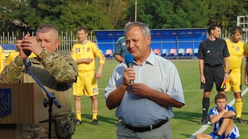 На стадионе «Западный» в Мариуполе звезды футбола Украины встретил... На стадионе «Западный» в Мариуполе звезды футбола Украины встретились с командой пограничников зоны АТО (ФОТОФАКТ) (фото) - фото 1