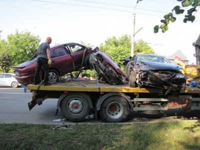 У Чернівцях водій намагався перетнути дві суцільні смуги –..., фото-2 У Чернівцях водій намагався перетнути дві суцільні смуги – у результаті ДТП (ФОТО), фото-2