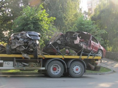 У Чернівцях водій намагався перетнути дві суцільні смуги –..., фото-1 У Чернівцях водій намагався перетнути дві суцільні смуги – у результаті ДТП (ФОТО), фото-1