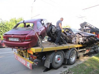 У Чернівцях водій намагався перетнути дві суцільні смуги –..., фото-5 У Чернівцях водій намагався перетнути дві суцільні смуги – у результаті ДТП (ФОТО), фото-5