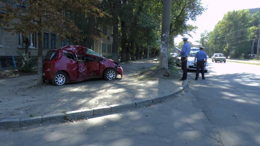 ДТП в Днепропетровске: Митсубиси наехал на электроопору (ФОТО) (фот... ДТП в Днепропетровске: Митсубиси наехал на электроопору (ФОТО) (фото) - фото 1