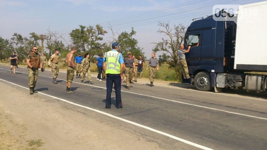 В Кривом Роге: горел Восточный, в ДТП пострадали сразу 4 автомобиля... В Кривом Роге: горел Восточный, в ДТП пострадали сразу 4 автомобиля, а криворожан, блокирующих трассу на Крым, чуть не сбила «фура» (фото) - фото 3
