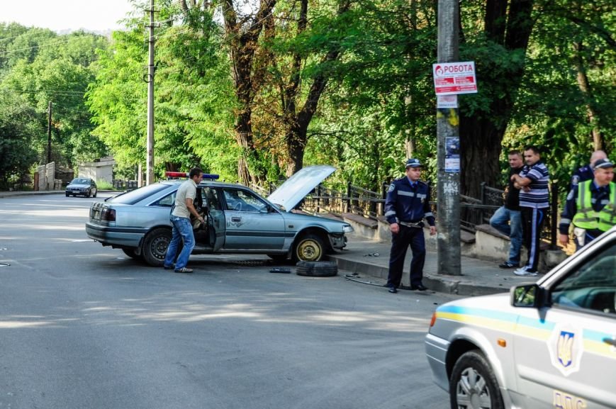 У Чернівцях невідомі злочинці викрали авто і врізалися на н..., фото-1 У Чернівцях невідомі злочинці викрали авто і врізалися на ньому в стовп, фото-1