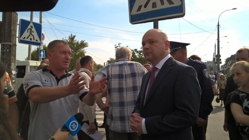До протестувальників вийшла міська влада, але ситуація залишається... До протестувальників вийшла міська влада, але ситуація залишається невирішеною, Кам'янецька досі «знерухомлена» (фото) - фото 1