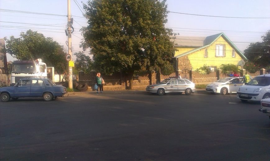 Аварія на вулиці Винниченка у Чернівцях спричинила затор на..., фото-2 Аварія на вулиці Винниченка у Чернівцях спричинила затор на дорозі, фото-2