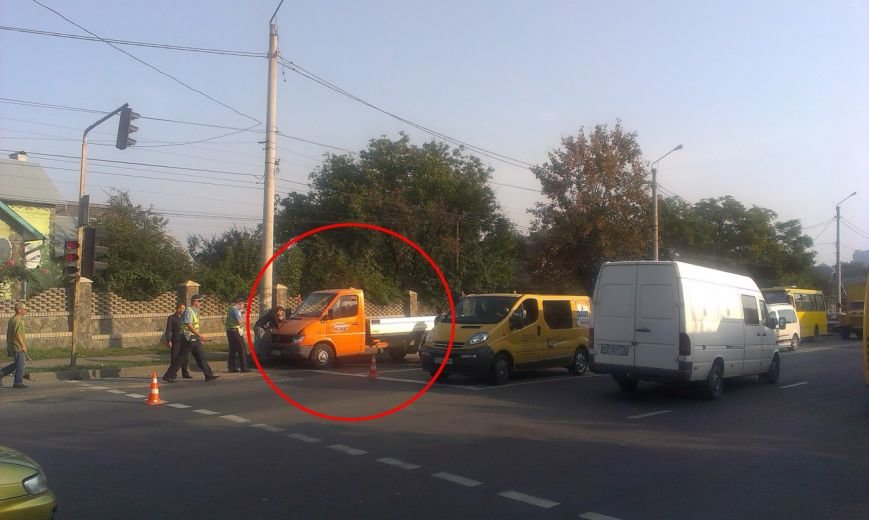 Аварія на вулиці Винниченка у Чернівцях спричинила затор на..., фото-5 Аварія на вулиці Винниченка у Чернівцях спричинила затор на дорозі, фото-5