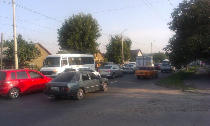 Аварія на вулиці Винниченка у Чернівцях спричинила затор на..., фото-1 Аварія на вулиці Винниченка у Чернівцях спричинила затор на дорозі, фото-1