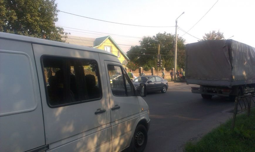 Аварія на вулиці Винниченка у Чернівцях спричинила затор на..., фото-3 Аварія на вулиці Винниченка у Чернівцях спричинила затор на дорозі, фото-3