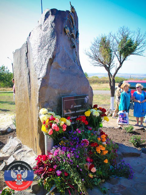 В поселке Коммунар открыли мемориал в память о погибших в результате боевых действий (фото) - фото 3 В поселке Коммунар открыли мемориал в память о погибших в результате боевых действий (фото) - фото 3