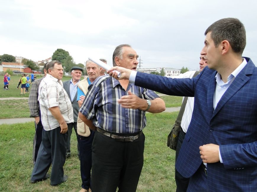 Хмельницький стадіон «Локомотив» забудовують, чимало людей проти (Ф... Хмельницький стадіон «Локомотив» забудовують, чимало людей проти (Фото, відео) (фото) - фото 3