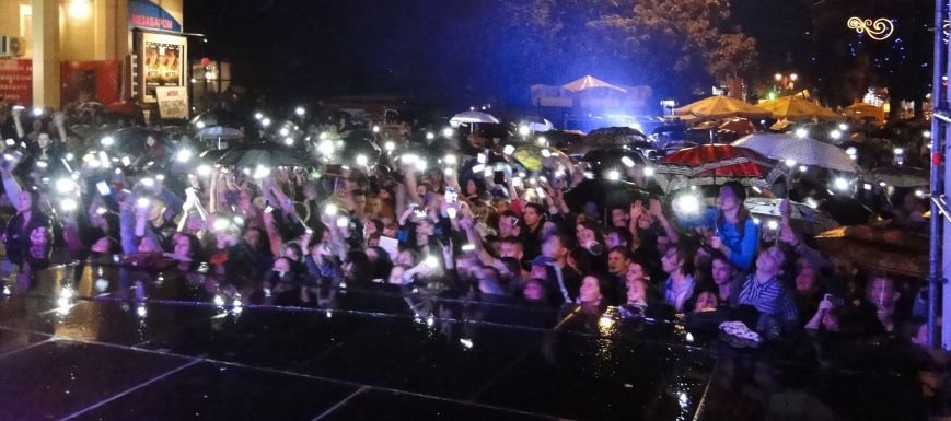 Попри зливу хмельничани відривались під «Мотор'роллу», симфонічному... Попри зливу хмельничани відривались під «Мотор'роллу», симфонічному ж оркестру більше пощастило з погодою (Фото, відео) (фото) - фото 2
