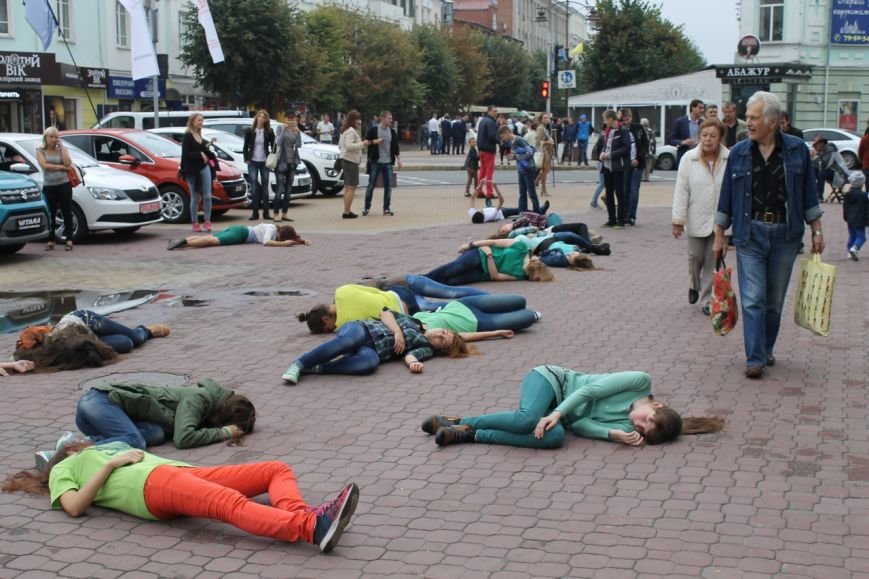 В День міста пройшов флешмоб-акція «Зелене місто» (Фото) (фото) - ф... В День міста пройшов флешмоб-акція «Зелене місто» (Фото) (фото) - фото 3