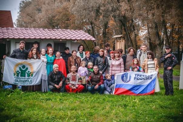 Пели песни, ели пироги и плясали на фестивале «Ладоград» в Пушкине... Пели песни, ели пироги и плясали на фестивале «Ладоград» в Пушкине (фото) - фото 1