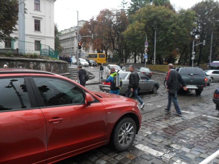 Поліція Львова привчає львів'ян не ігнорувати світлофор та «зебру» (ФОТО+ВІДЕО) (фото) - фото 1 Поліція Львова привчає львів'ян не ігнорувати світлофор та «зебру» (ФОТО+ВІДЕО) (фото) - фото 1