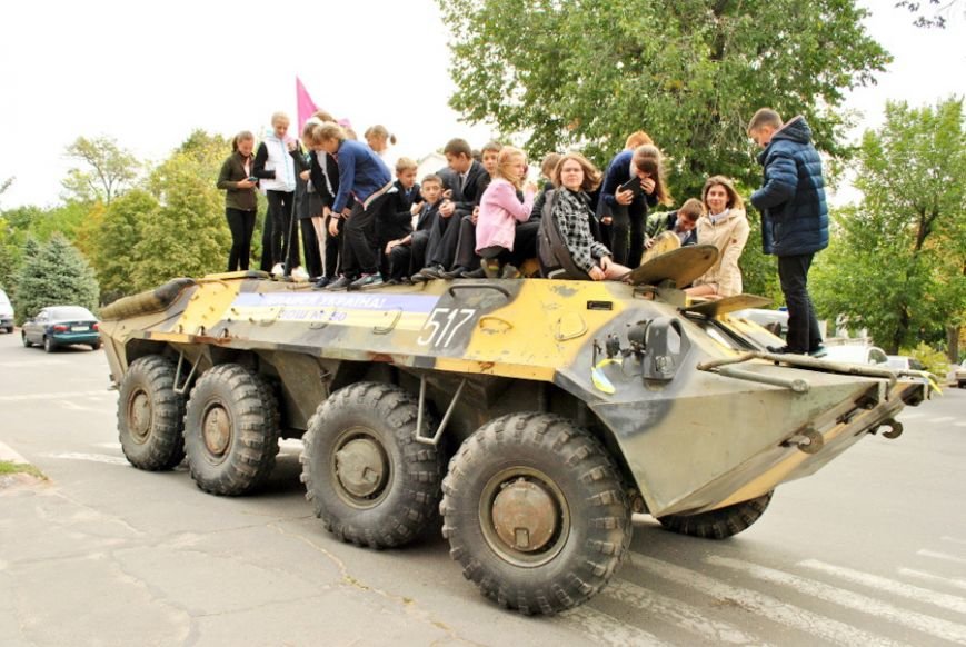 В Николаеве школьники собрали 20 тысяч гривен на ремонт БТРа (ФОТО)... В Николаеве школьники собрали 20 тысяч гривен на ремонт БТРа (ФОТО) (фото) - фото 1