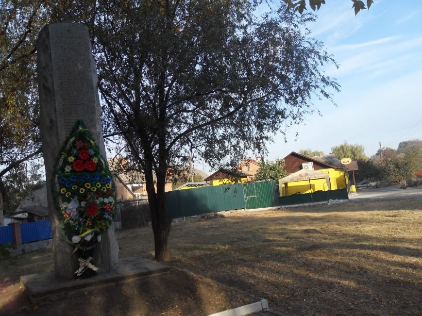 У Полтаві вимагають закрити магазин поблизу пам’ятника загиблим у 1... У Полтаві вимагають закрити магазин поблизу пам’ятника загиблим у 1943 році полтавцям (фото) - фото 3