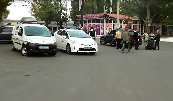 Милиция оцепила территорию возле николаевского рынка: поймали парня с боеприпасами (ФОТО+ВИДЕО) (фото) - фото 1 Милиция оцепила территорию возле николаевского рынка: поймали парня с боеприпасами (ФОТО+ВИДЕО) (фото) - фото 1