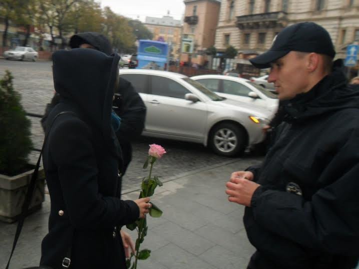 У центрі Львова поліцейські дарують львів'янкам рожеві троянди (ФОТО+ВІДЕО) (фото) - фото 4 У центрі Львова поліцейські дарують львів'янкам рожеві троянди (ФОТО+ВІДЕО) (фото) - фото 4