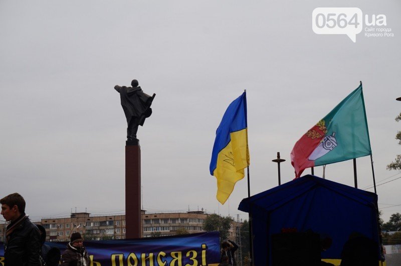 В Кривом Роге: заявили в милицию о размещении политрекламы на доме, демонтировали скульптуру, наградили криворожских защитников (фото) - фото 3 В Кривом Роге: заявили в милицию о размещении политрекламы на доме, демонтировали скульптуру, наградили криворожских защитников (фото) - фото 3