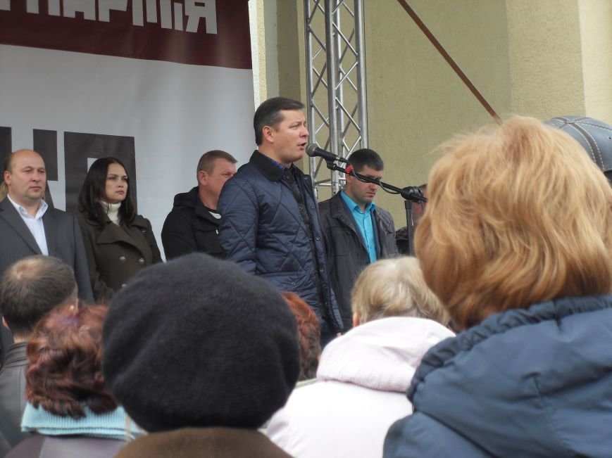 У Полтаві Ляшко робив селфі з прихильниками і агітував за себе (ВІД... У Полтаві Ляшко робив селфі з прихильниками і агітував за себе (ВІДЕО) (фото) - фото 2