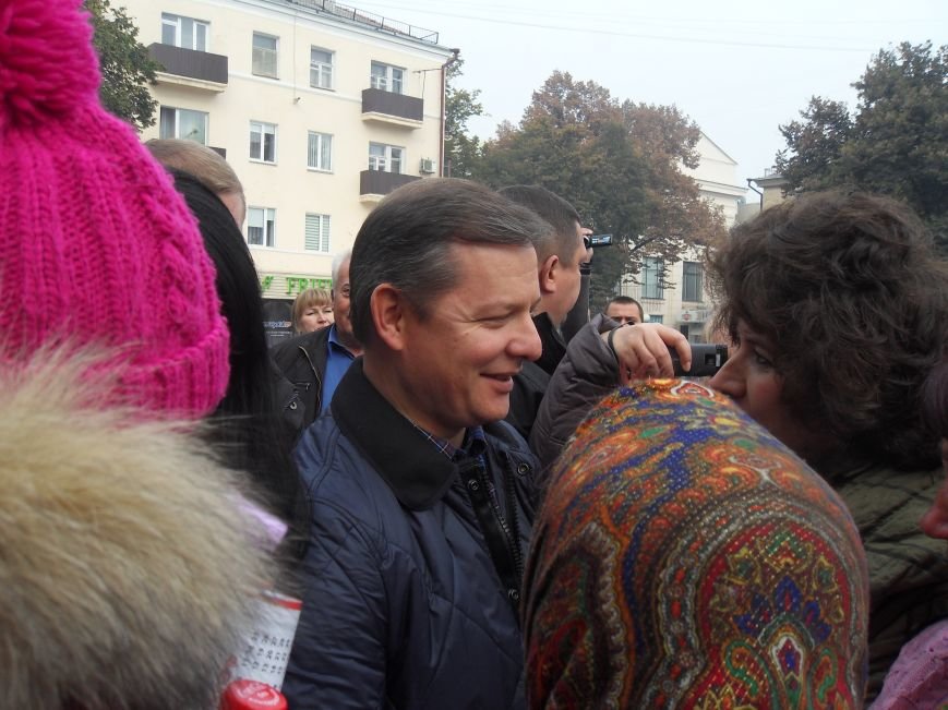 У Полтаві Ляшко робив селфі з прихильниками і агітував за себе (ВІД... У Полтаві Ляшко робив селфі з прихильниками і агітував за себе (ВІДЕО) (фото) - фото 1