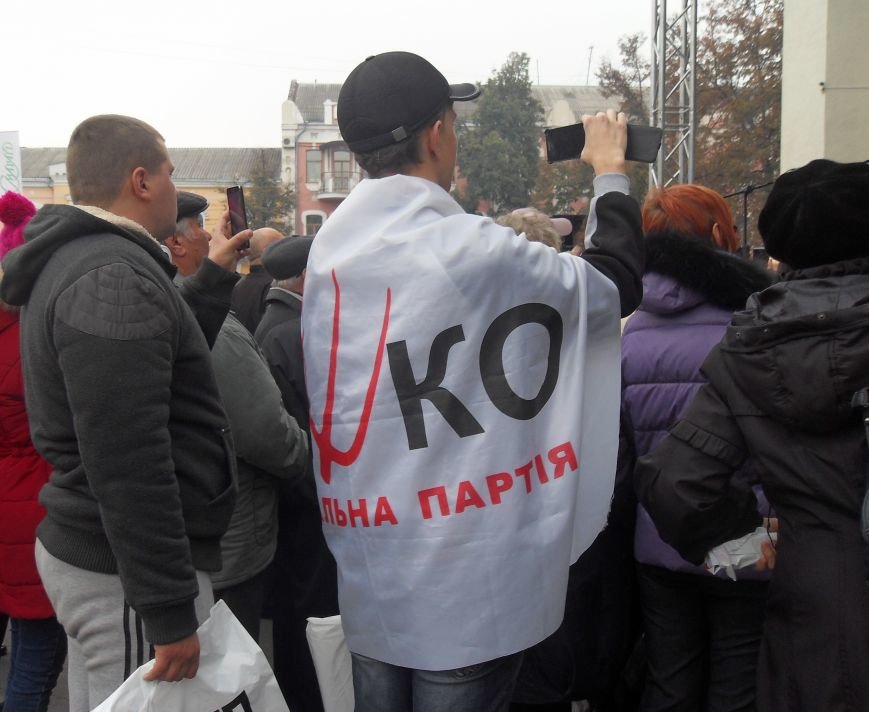 У Полтаві Ляшко робив селфі з прихильниками і агітував за себе (ВІД... У Полтаві Ляшко робив селфі з прихильниками і агітував за себе (ВІДЕО) (фото) - фото 3