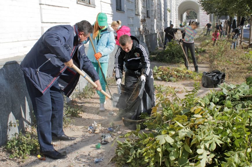 Патріоти Полтави прибрали територію Кадетського корпусу (фото) - фо... Патріоти Полтави прибрали територію Кадетського корпусу (фото) - фото 3