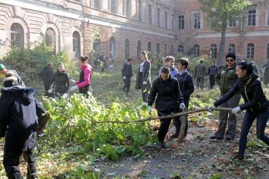 Патріоти Полтави прибрали територію Кадетського корпусу (фото) - фо... Патріоти Полтави прибрали територію Кадетського корпусу (фото) - фото 1