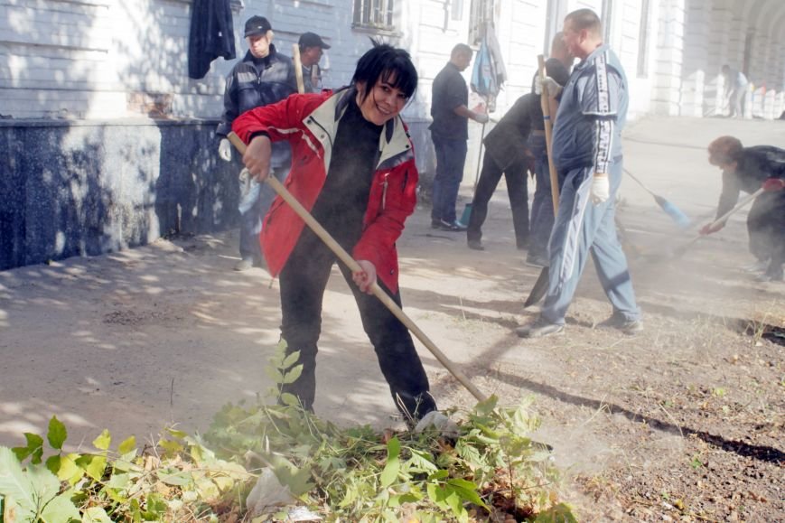 Патріоти Полтави прибрали територію Кадетського корпусу (фото) - фо... Патріоти Полтави прибрали територію Кадетського корпусу (фото) - фото 4