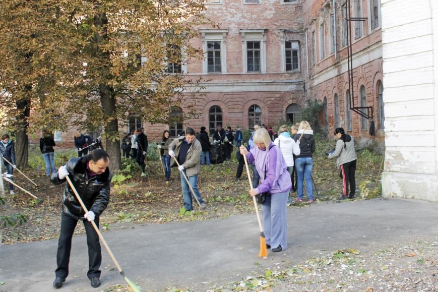 Патріоти Полтави прибрали територію Кадетського корпусу (фото) - фо... Патріоти Полтави прибрали територію Кадетського корпусу (фото) - фото 2