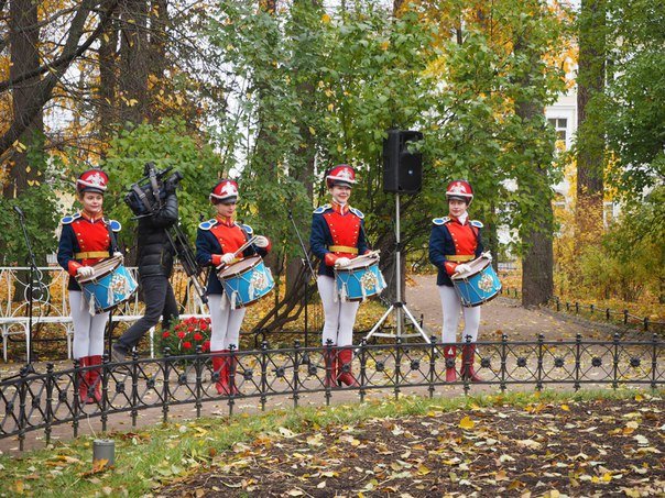 Лицейский сад в Царском Селе стал местом паломничества детей и взрослых (фото) - фото 2 Лицейский сад в Царском Селе стал местом паломничества детей и взрослых (фото) - фото 2