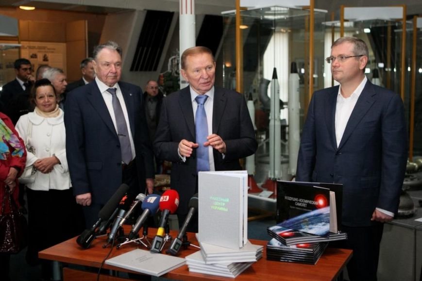 Александр Вилкул действительно не на словах, а на деле старается помочь «ЮЖМАШу», - Кучма (фото) - фото 2 Александр Вилкул действительно не на словах, а на деле старается помочь «ЮЖМАШу», - Кучма (фото) - фото 2