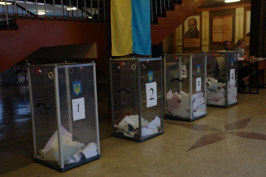 Найбільша явка виборців по місту - на дільниці по вул. Хоткевича (ф... Найбільша явка виборців по місту - на дільниці по вул. Хоткевича (фото) - фото 5